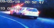 Stire din Eveniment : SCENE TERIBILE! Femeie urmărită și lovită cu mașina de soțul beat. Cum l-au prins polițiștii