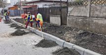 Echipele de muncitori lucrează la modernizarea infrastructurii pietonale din oraș