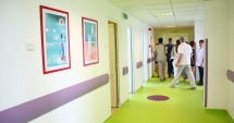 Stire din Sănătate : Bucurii pentru pacienții "pitici" din Spitalul Județean. Cinema și loc de joacă la pediatrie