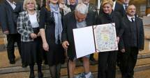 Stire din Actualitate : Moment penibil în Croația! Reprezentatul unui ONG a rămas în chiloți, în fața președintei țării