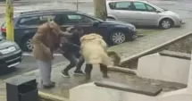 Stire din Eveniment : Momentul în care doi soţi sunt tâlhăriţi pe stradă, la Cernavodă, surprins de camerele de supraveghere