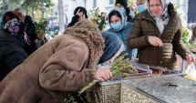 Stire din Social : Iaşi: Racla cu moaştele Sfintei Parascheva, scoasă în procesiune şi depusă în Curtea Mitropolitană spre închinare