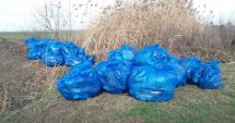 Stire din Social : Mormane de gunoaie, adunate de pe cursul de apă în Lacul Nuntaşi