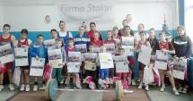 Stire din Sport : Moș Nicolae a lăsat cadouri la sala de haltere de la LPS