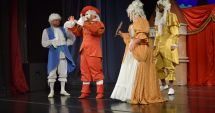 Stire din Cultură-Educație : Năstruşnicul „Motan încălţat”, din nou pe scena Teatrului „Căluţul de Mare”