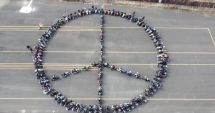 Sute de motocicliști români au format un uriaș semn al păcii: Gestul pacifist, însoțit și de o donație