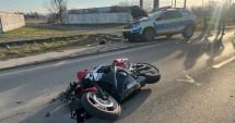 Stire din Eveniment : O motocicletă scăpată de sub control a lovit o maşină a Poliţiei aflată în misiune