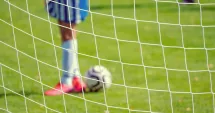 Stire din Eveniment : Un băiat de 13 ani a ajuns la spital după ce o poartă de fotbal s-a prăbușit peste el