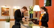 Stire din Social : Recepționerii de hotel  și măcelarii, la mare căutare pe piața muncii