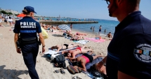 Stire din Actualitate : Musulmane, dezbrăcate cu forța  pe plajele de pe Coasta de Azur