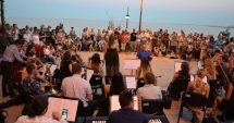 Muzică simfonică și delfini! Orchestra de pe faleza Cazinoului concertează astăzi la Delfinariu