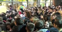 Stire din Social : Sute de oameni s-au călcat în picioare la deschiderea primului fast-food celebru din oraș