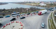 Balize rutiere montate de reprezentanţii Primăriei Năvodari pe podul de peste ecluză