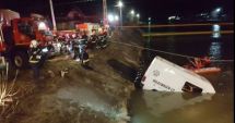 Stire din Eveniment : Accidentul din Neamț, înregistrat de o cameră de supraveghere. Nouă persoane și-au pierdut viața în râu - VIDEO
