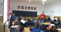 Stire din Social : "Necenzurat" în școli: elevii învață despre droguri, părinții despre soluționarea conflictelor