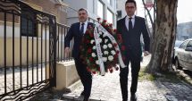 Stire din Politică-Administrație : Senatorul Remus Negoi a depus o coroană de flori în faţa Institutului Cultural Român