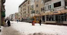 Stire din Social : Nesimțire maximă! Agenții economici doi bani nu dau pe deszăpezirea trotuarelor