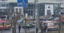 Stire din Eveniment : Doi muncitori care făceau reparaţii la un drum, răniţi de o şoferiţă de 86 de ani care conducea un autoturism Tico