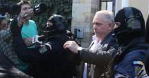 Stire din Eveniment : VIDEO. Nicușor Constantinescu, reținut pe Aeroportul Otopeni