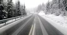 Stire din Actualitate : Ninge ca în povești în mai multe zone din țară. S-a depus deja strat de zăpadă