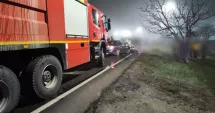 Stire din Eveniment : Un autoturism s-a răsturnat la Valu lui Traian. Un tânăr de 25 de ani a scăpat cu viață