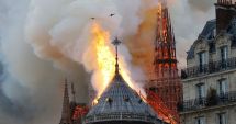 Stire din Actualitate : Incendiul de la Notre Dame, stins după 9 ore de luptă! Cum arată interiorul catedralei mistuite de foc