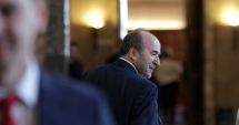 Stire din Politică-Administrație : "Varianta demisiei este mai sigură; voi preda sigiliul și la gară, adică la Iași!"