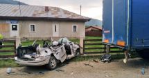 Stire din Eveniment : GRAV ACCIDENT RUTIER! Patru tineri au murit într-o mașină făcută praf, sub un TIR