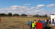 Stire din Sport : Cu iataganul pe teren! Scandal de proporții la un meci de fotbal. "Se putea întâmpla o tragedie!"