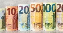 Stire din Economie : Numărul bancnotelor euro contrafăcute este foarte scăzut. Cum pot fi depistate falsurile?