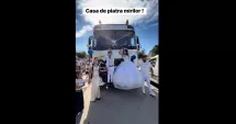 Stire din Actualitate : Imagini revoltătoare la o nuntă cu minori. Doi copii, plimbați agățați pe botul unui TIR