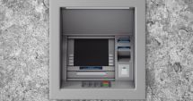 Stire din Eveniment : Un bărbat a găsit 7.200 de euro într-un bancomat și a plecat cu ei. Acum are dosar penal