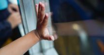 Stire din Eveniment : Cum a căzut fetița de 2 ani de la etaj dintr-un bloc din Constanța