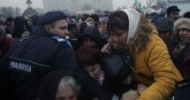 Stire din Actualitate : Îmbrânceli aseară la Catedrala Națională. Credincioșii au rupt cordoanele jandarmilor și au forțat intrarea