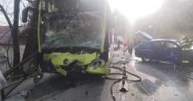 Stire din Eveniment : Un autoturism şi un autocar s-au ciocnit în Sinaia. Maşina a luat foc
