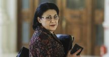 Stire din Social : Ecaterina Andronescu, despre greșelile din manuale: Nu mă întrebați pe mine de greșelile altora