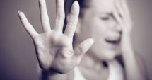 Stire din Eveniment : SNOPITĂ ÎN CURTEA LICEULUI! O elevă de 16 ani, acuzată că are o relație cu un bărbat însurat, bătută de soția geloasă