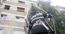 Stire din Eveniment : O femeie a stat zile la rând cu mama ei decedată în aceeași casă
