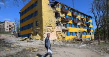 Stire din Actualitate : Oamenii din Mariupol vânează porumbei ca să aibă ce mânca. "Păsările ar putea purta bacterii periculoase"