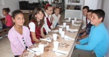 Stire din Cultură-Educație : Masă caldă la prânz, pentru preșcolari  și elevi