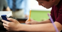 Stire din Cultură-Educație : Liviu Pop: Nici profesorii și nici elevii nu trebuie să folosească telefonul la ore