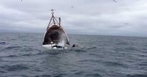 O navă de pescuit s-a scufundat în urma unei coliziuni. Un marinar a murit