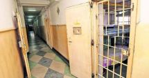 Stire din Eveniment : Criminalul care a încercat să îşi omoare părinţii cu un topor  s-a opărit intenţionat la dușul din arest