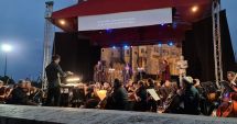 Stire din Cultură-Educație : Artiştii Teatrului „Oleg Danovski” au evoluat pe esplanada din faţa Castelului Corvinilor