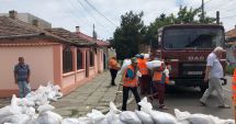 Stire din Social : Opt diguri cu apă și 800 de saci de nisip, în Constanța, în zonele inundabile