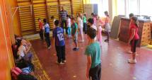 Stire din Cultură-Educație : Elevii au învățat să sară peste orele de sport. Profesorii, îngropați în adeverințe și scutiri