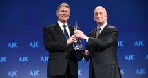Stire din Politică-Administrație : Președintele Iohannis a primit, la Washington, distincția "Light Unto the Nations"