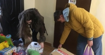 Stire din Cultură-Educație : Galerie foto / Elevii școlii 24, daruri pentru semenii lor. "Și tu poți fi Moș Crăciun pentru o zi!"