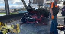 Stire din Actualitate : O şoferiţă a supravieţuit după ce maşina ei a fost strivită de un camion
