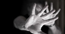 Stire din Eveniment : Bătută de doi indivizi,  care i-au furat și chitara